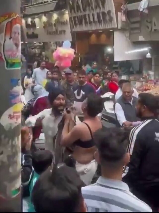सड़क पर ब्रा पहनकर बना रहा था रील, लोगों ने घेरकर कर दी कुटाई, VIDEO
