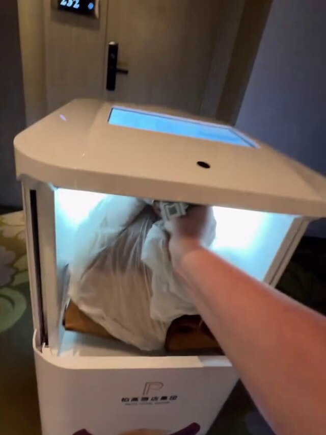 चीन के होटल में रोबोट ने परोसा खाना, लोग बोले-'क्या ये टिप भी मांगता है?'