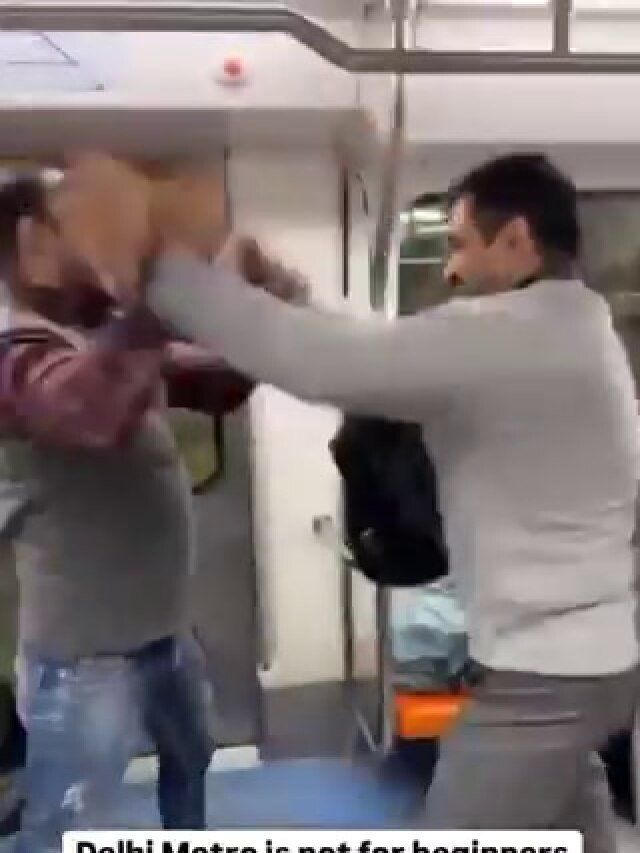 Delhi Metro में भयंकर मार कुटाई... बुरी तरह भिड़े दो शख्स, VIDEO
