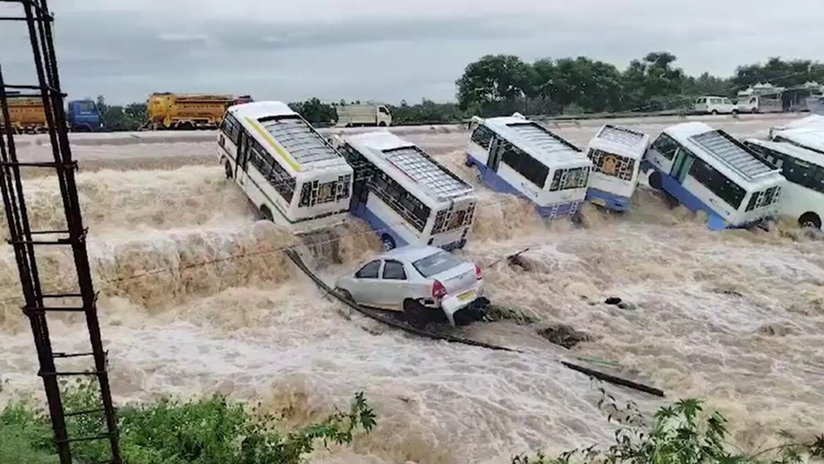पुडुचेरी में भयंकर बारिश में बह गईं बसें, सड़क पर मछली मार रहे हैं लोग