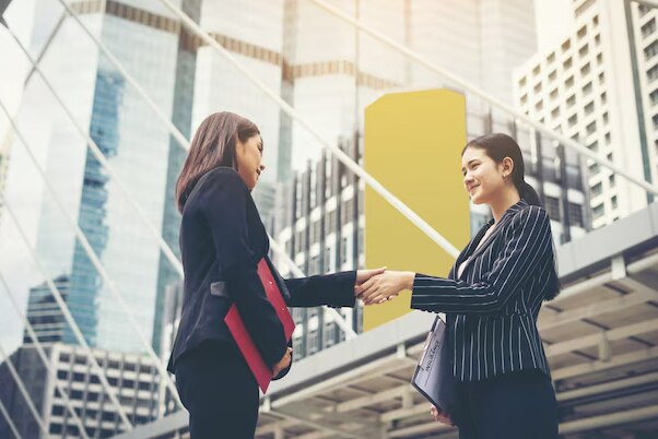 एक झटके में इंसान की इमेज बिगाड़ सकती हैं ये आदतें, कहीं आपमें तो नहीं