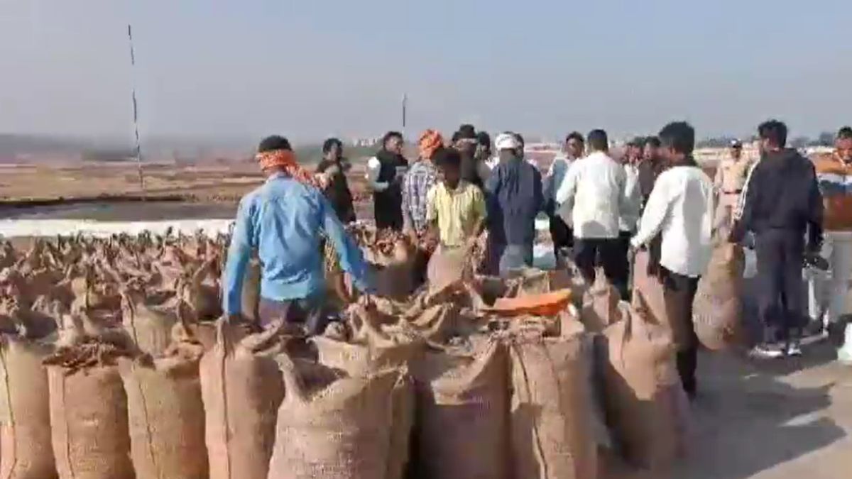 कौन हैं ये डीएम, जो सिर में गमछा बांधकर 1 घंटे तक लाइन में लगे रहे