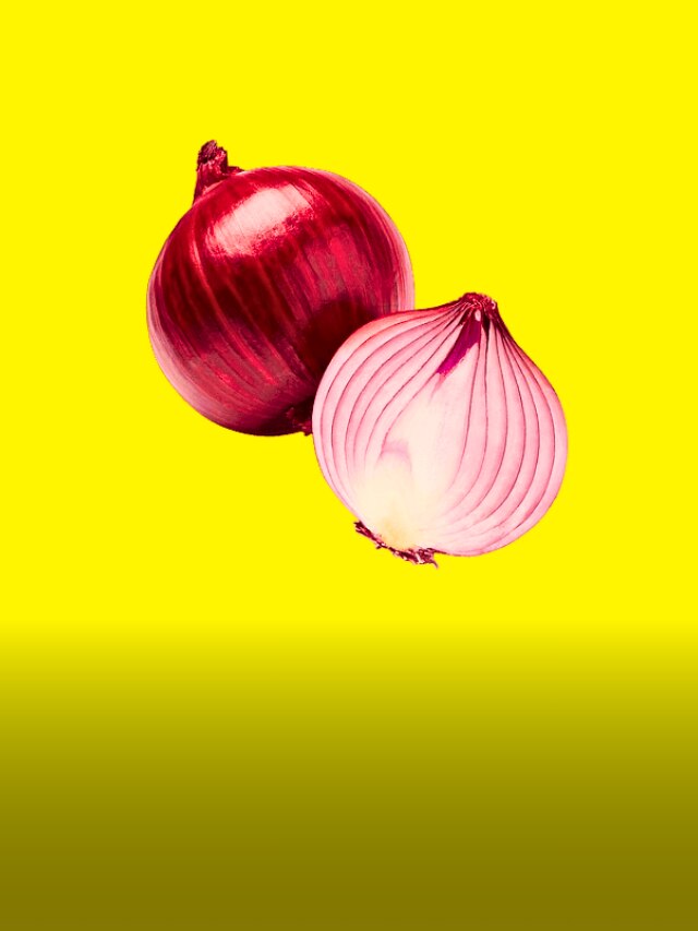 কাঁচা পেঁয়াজ খান? শরীরে যা সব প্রভাব পড়ছে জানলে চমকে যাবেন
