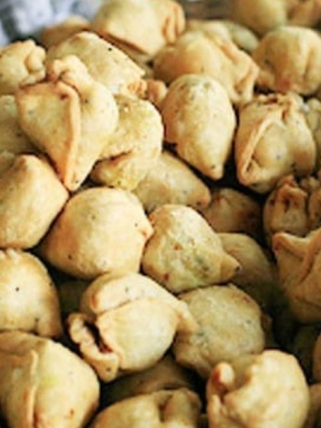 হিন্দিতে সামোসা বলে, বলুন তো সিঙাড়াকে ইংরেজিতে কী বলে?