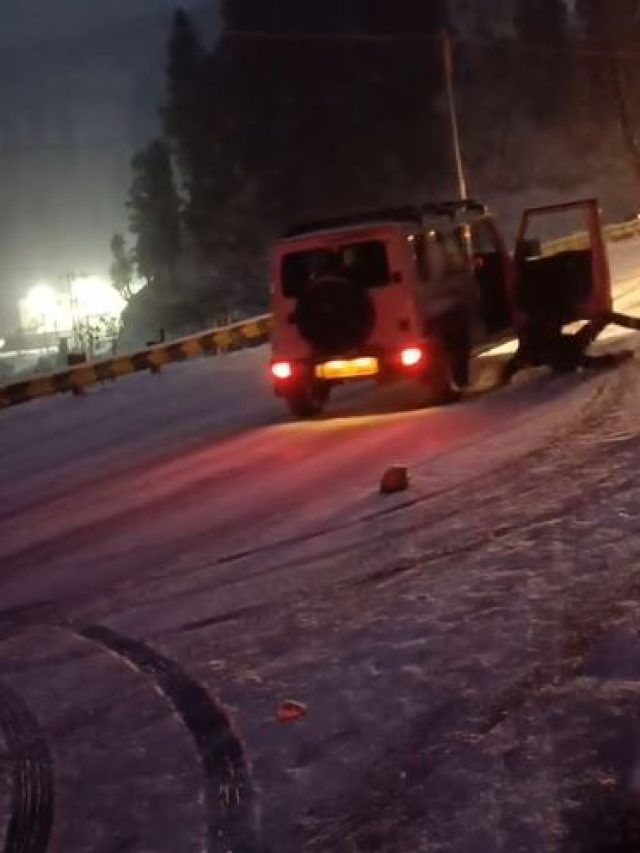 बर्फ में बेकाबू हुई गाड़ी, ड्राइवर ने ऐसे बचाई जान