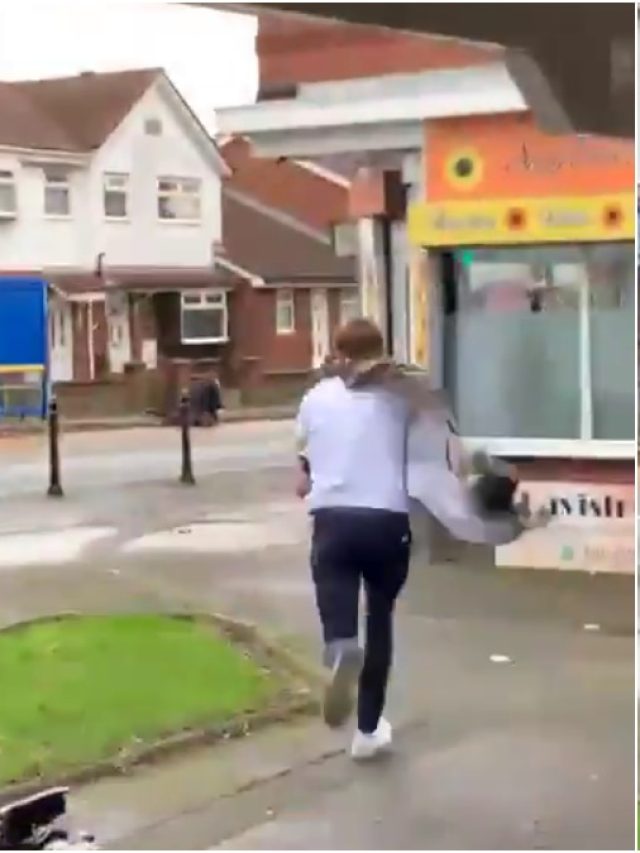 बीच सड़क पर पुलिसवाले को पिटता देख आधी कटिंग छोड़कर आया शख्स,Video Viral