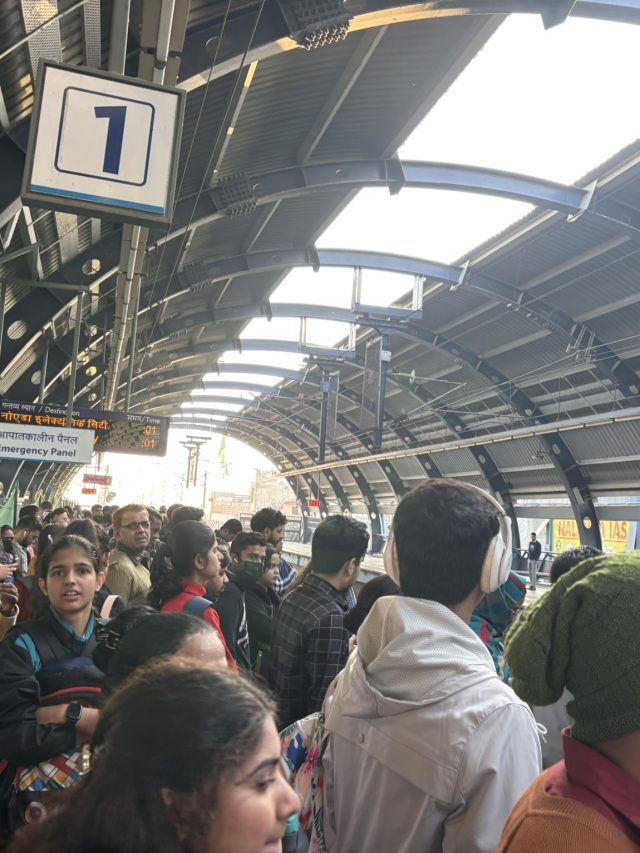 दिल्ली मेट्रो में केबल चोरी... खचाखच भरे कोच, प्लेटफॉर्म पर भी लोग ही लोग