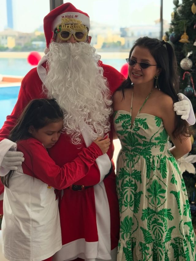 धोनी बन गए सैंटा क्लॉस... पत्नी-बेटी संग जमकर किया एंजॉय, Photos