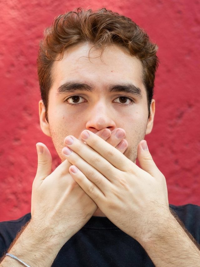 झूठे लोगों से कभी धोखा नहीं खाएंगे आप, इन 5 निशानियों से करें पहचान