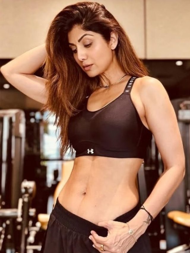49 की उम्र में दो बच्चों की मां ने फ्लॉन्ट किए एब्स, जिम वियर में एक्ट्रेस लगीं बिंदास