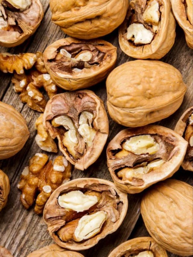 अखरोट खाने का सही तरीका जानते हैं आप? ऐसे खाएंगे तो शरीर को मिलेगा डबल फायदा