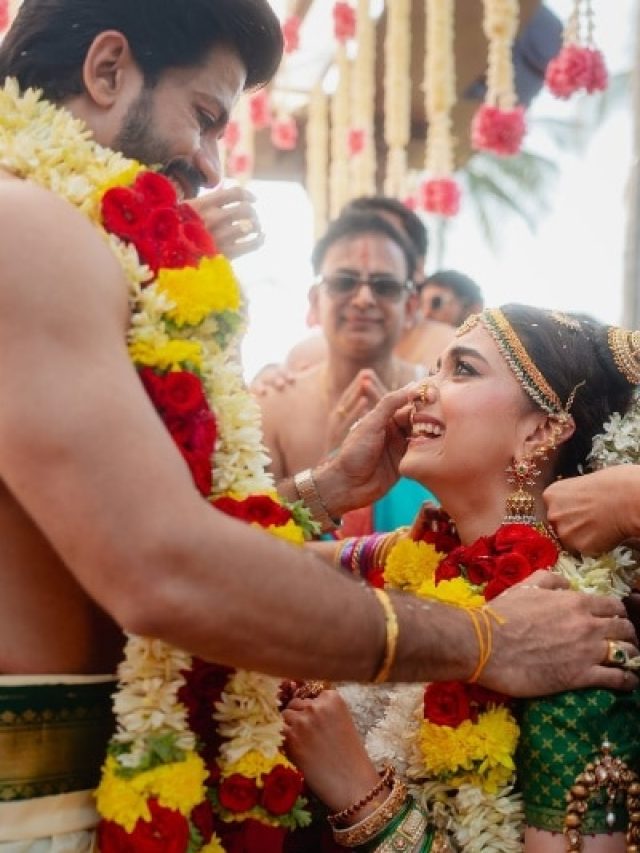 पीली साड़ी-हैवी जूलरी में दुल्हन बनीं कीर्ति सुरेश, देखें वरमाला से लेकर फेरों तक का लुक