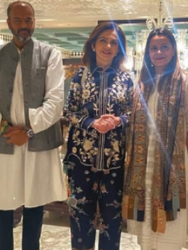 को-ऑर्ड सेट पहन साड़ी खरीदने पहुंचीं नीता अंबानी, बेंगलुरु में की शॉपिंग