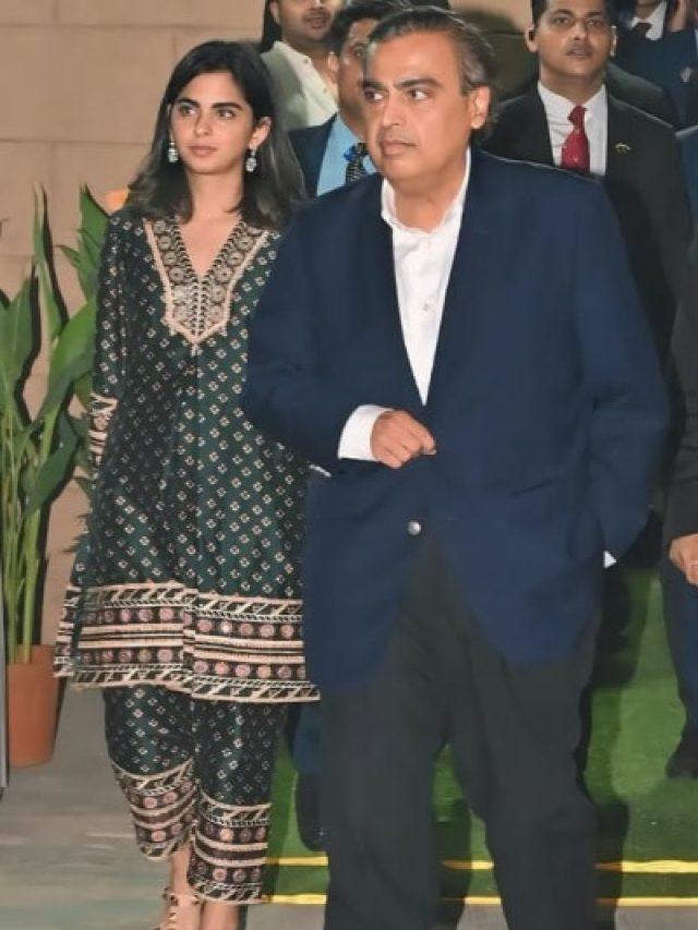 सस्ता सूट पहन पिता के साथ ईशा ने स्टाइल से मारी एंट्री, सादगी भरा अंदाज जीत लेगा दिल