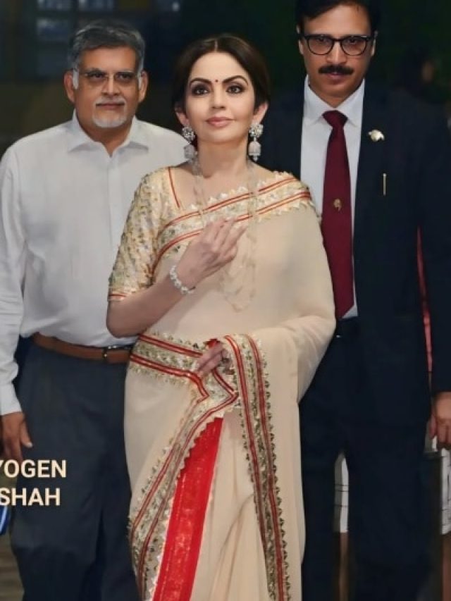 क्रीम साड़ी में नीता अंबानी का रॉयल लुक, हीरों के गहनों ने चुराई लाइमलाइट