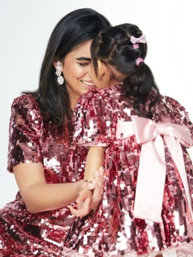 बेटी आदिया को दुलारती दिखीं ईशा अंबानी, शॉर्ट ड्रेस में दिए क्यूट पोज, देखें Photos