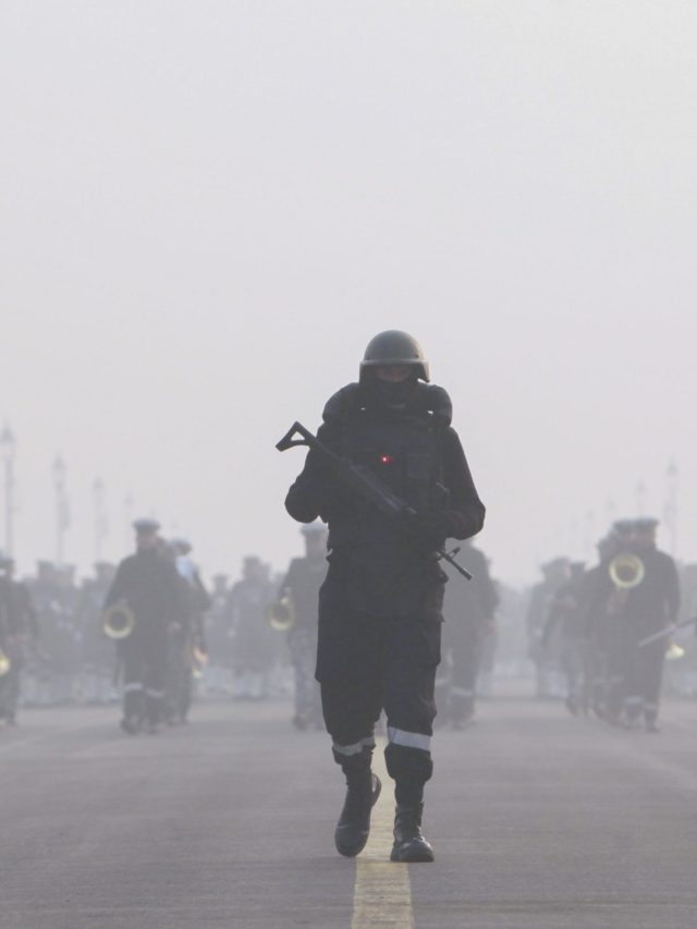 दिल्ली में स्मॉग और फॉग का डबल अटैक, 5°C में हो रही परेड रिहर्सल, Video