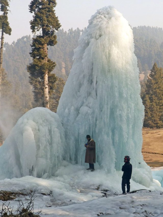 कश्मीर में बर्फबारी का लुत्फ उठा रहे लोग, श्रीनगर में माइनस 2 डिग्री पारा, जम गई डल झील