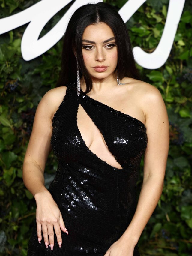 स्टेज परफॉर्मेंस देना नहीं आसान काम, सिंगर ने खुद को पहुंचाया नुकसान, हुआ नर्व डैमेज