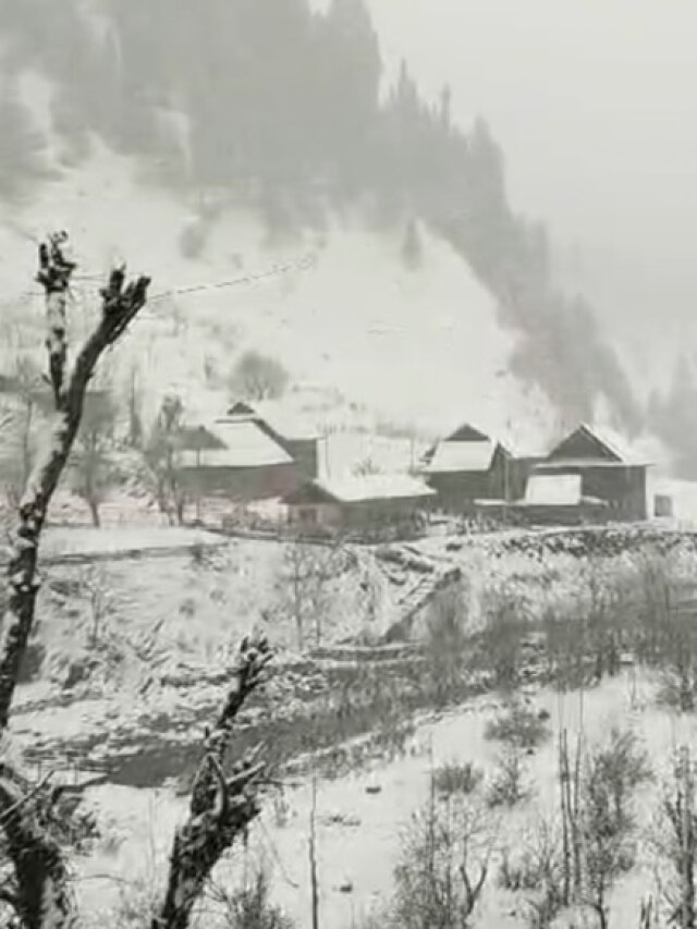 Video: कश्मीर में बर्फबारी ने बढ़ाई ठिठुरन, सोनमर्ग-गुलमर्ग में शून्य से नीचे लुढ़का पारा