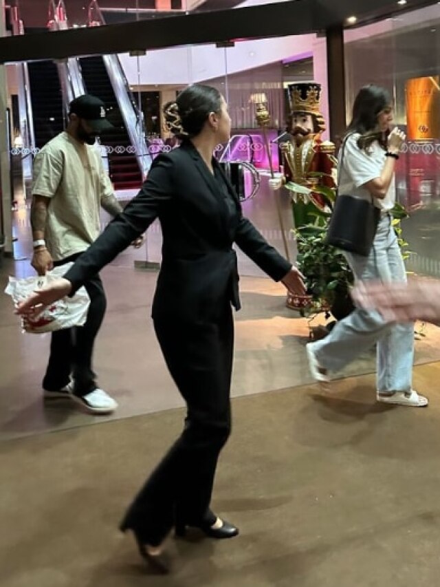 विराट-अनुष्का ने गुपचुप सेलिब्रेट की 7वीं एनिवर्सरी, कैमरे को किया इग्नोर, फोटो वायरल