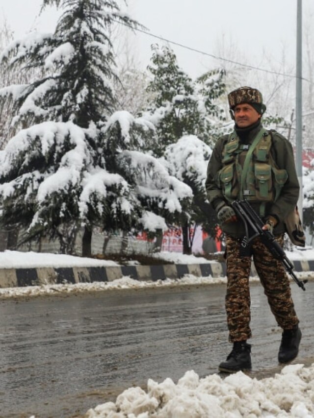 Kashmir Snowfall: सफेद हुई घाटी, चारों तरफ बर्फ ही बर्फ, जमने लगी डल झील, देखें वीडियो