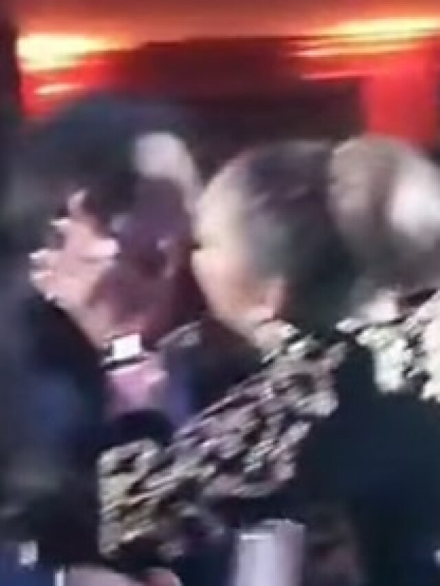 गोविंदा ने किया बीवी सुनीता को Kiss, बांहों में बांहें डालकर किया डांस, VIDEO वायरल