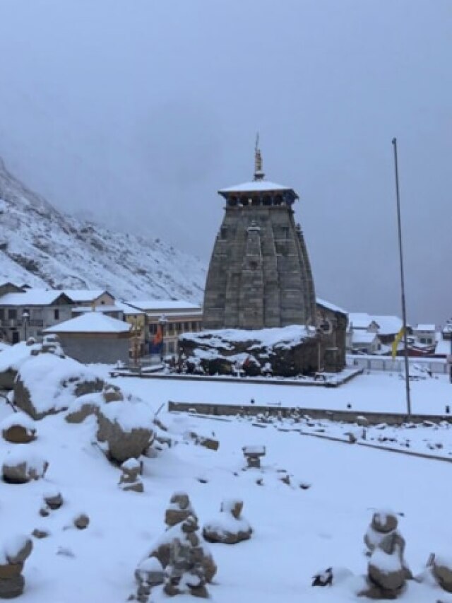 रूई की तरह बरस रही बर्फ, देखें केदारनाथ धाम में बर्फबारी का लाइव वीडियो