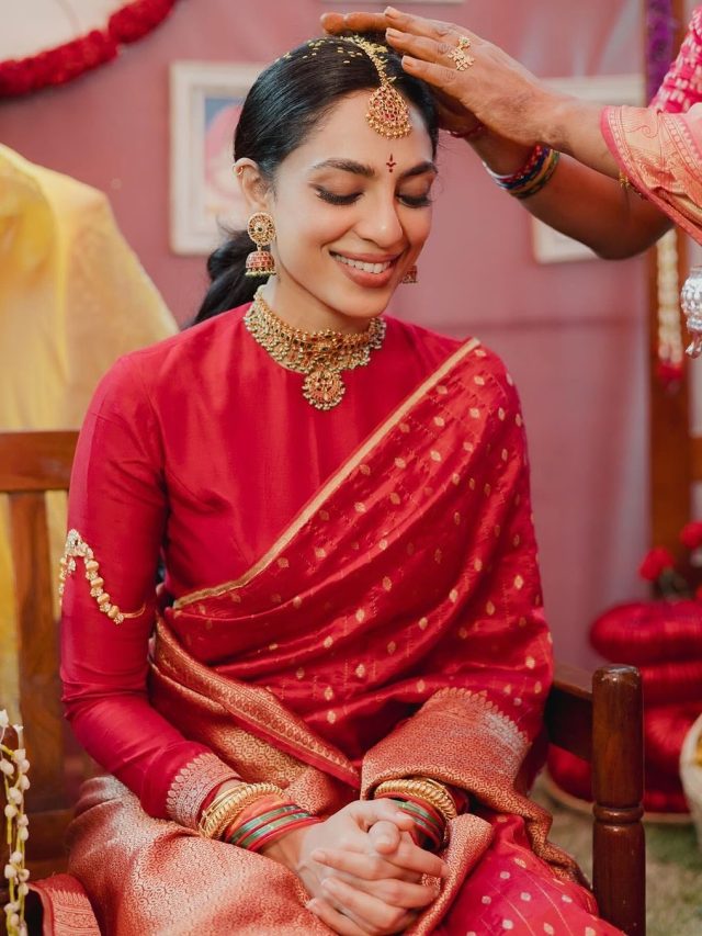 गले में जड़ाऊ नेकलेस, ट्रेड‍िशनल साड़ी पहनकर सजीं शोभ‍िता, निभाई पेल्लीकुथुरु रस्म