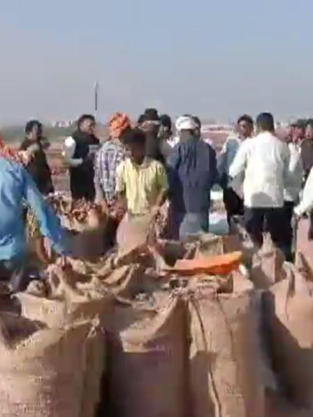 कौन हैं ये डीएम, जो सिर में गमछा बांधकर 1 घंटे तक लाइन में लगे रहे