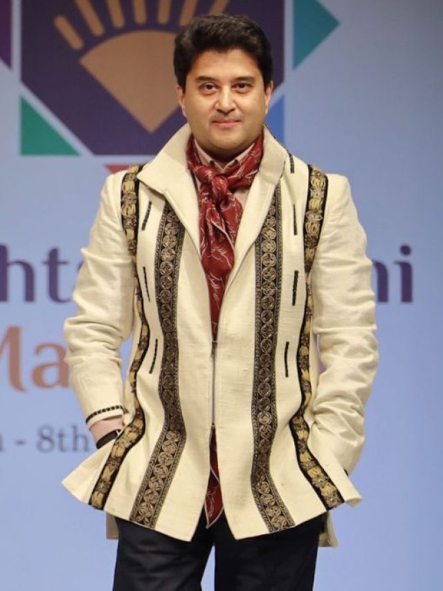 केंद्रीय मंत्री ज्योतिरादित्य सिंधिया का फैशन शो में रैंप वॉक, देखें Photos