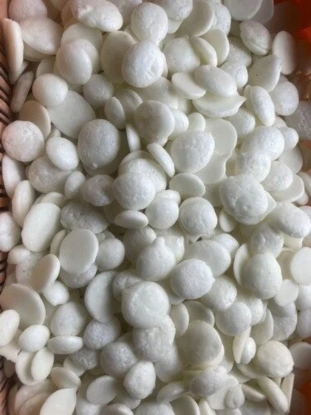 ঘরের ঠাকুরকে সারা বছর পুজো দিন নিজে বানানো বাতাসা দিয়ে, একেবারে খাঁটি