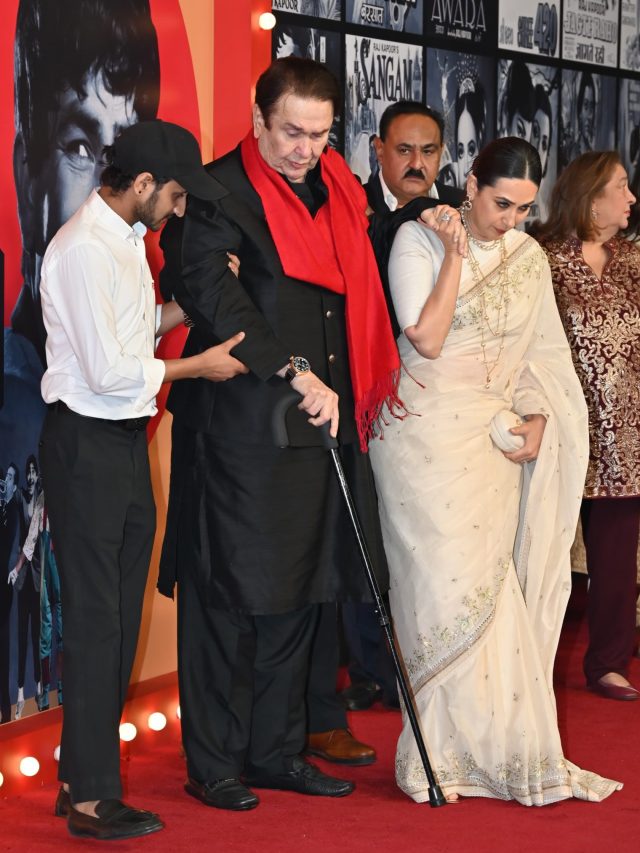 बूढ़े पिता रणधीर कपूर का सहारा बनीं करिश्मा, इवेंट में ऐसे संभाला, PHOTOS