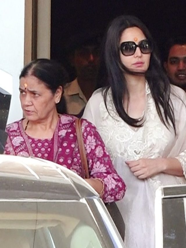 सास के साथ शिरडी पहुंचीं कटरीना कैफ, हाथ जोड़कर साई बाबा से मांगी दुआ