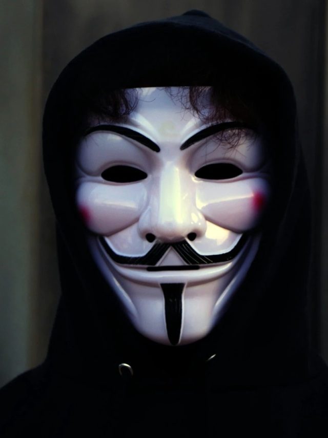 সামনের মানুষটি নিজেকে মুখোশে লুকিয়ে রাখেন কি না, এই জিনিসেই পরিষ্কার হয়ে যাবে