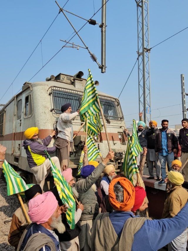 रेलवे स्टेशनों पर धरना और नारेबाजी, देखें पंजाब में किसानों का रेल रोको आंदोलन