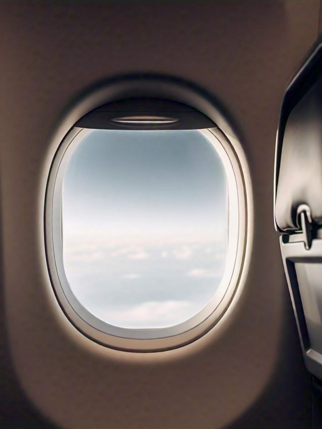 फ्लाइट में लैंडिंग के वक्त विंडो क्यों बंद नहीं करने देती एयरहोस्टेस?