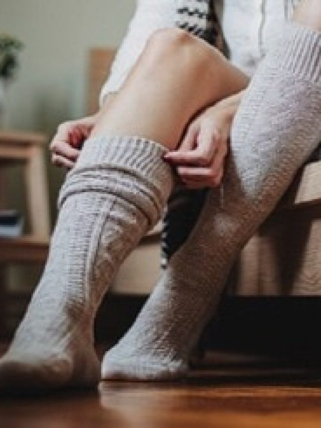 শীতে দীর্ঘক্ষণ মোজা পরে  থাকলে এসব হয়, জেনে রাখুন