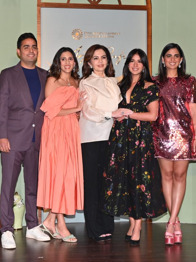 बहुओं संग नीता अंबानी, बेटी ईशा ने लूटी लाइमलाइट, चहेते शाहरुख-गौरी भी दिखे