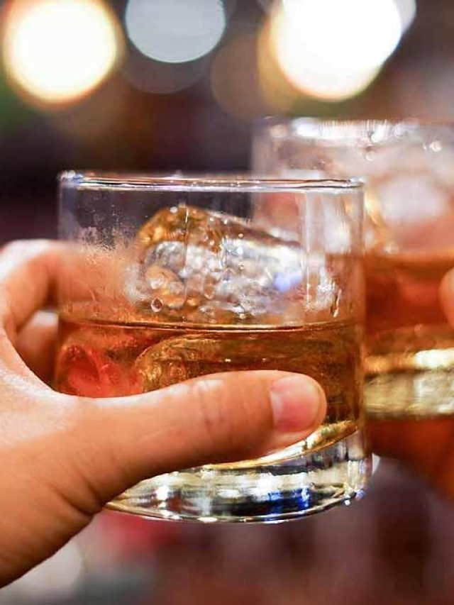 মদ খেলে চোখ লাল হয় কেন? আসল কারণ অনেকেই জানেন না