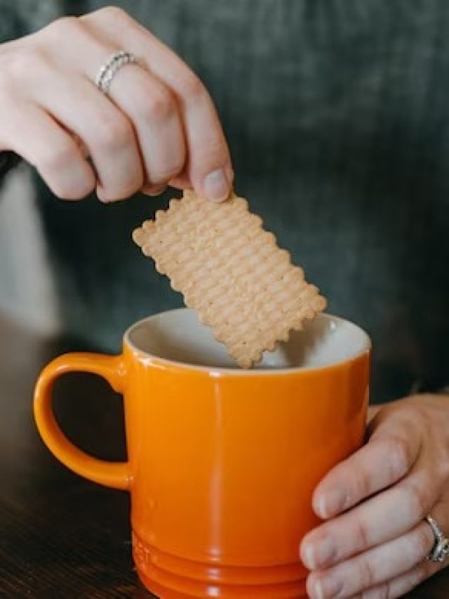 চায়ে বিস্কুট ডুবিয়ে  খেলে এসব হয়, জেনে রাখুন