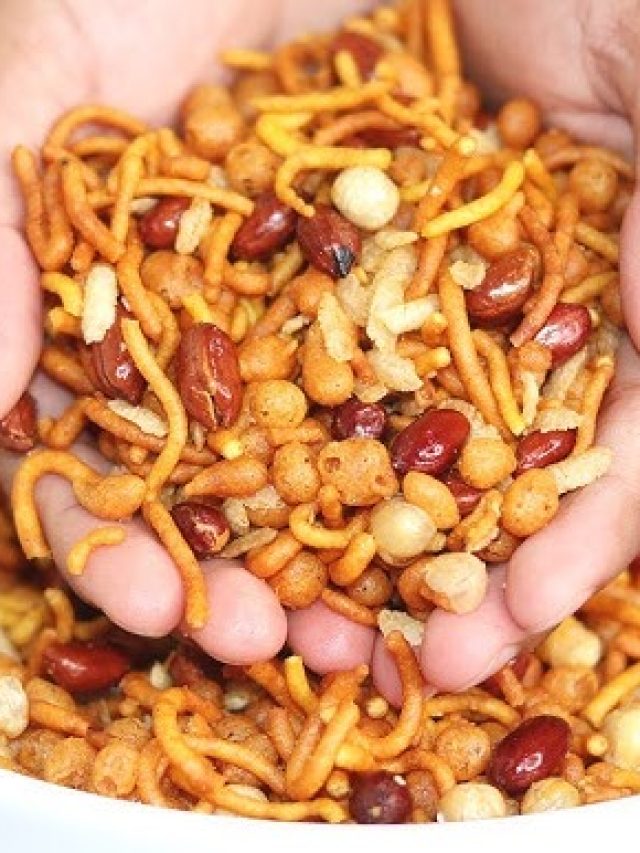 টক-ঝাল-মিষ্টি চানাচুর কারা খাবেন না? বিকেলে খাওয়ার আগে জানুন