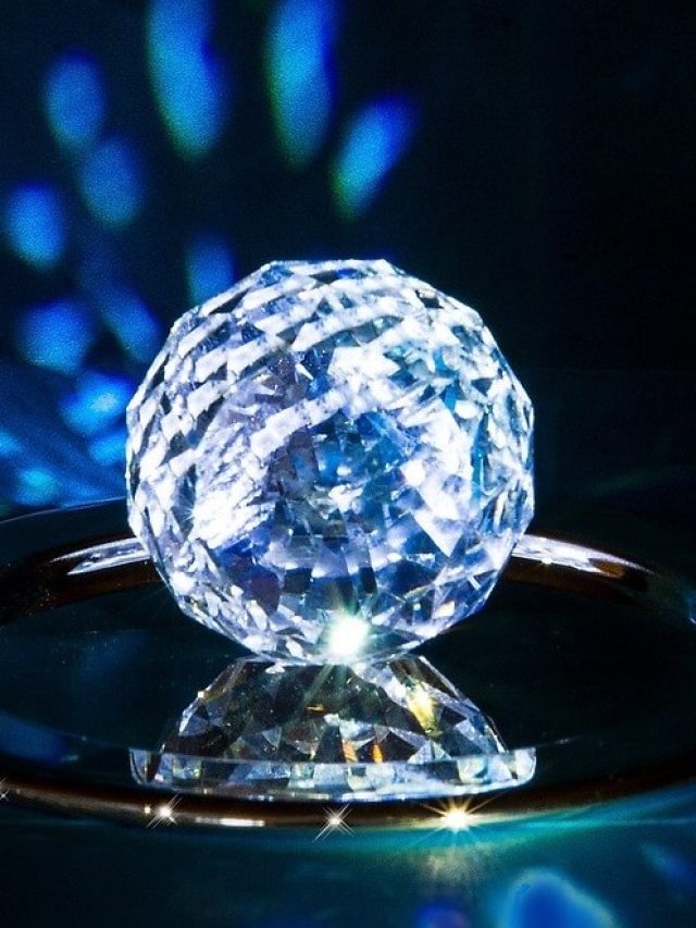 বাড়ির এখানে রাখুন ক্রিস্টাল বল, টাকা আসবে হু হু করে