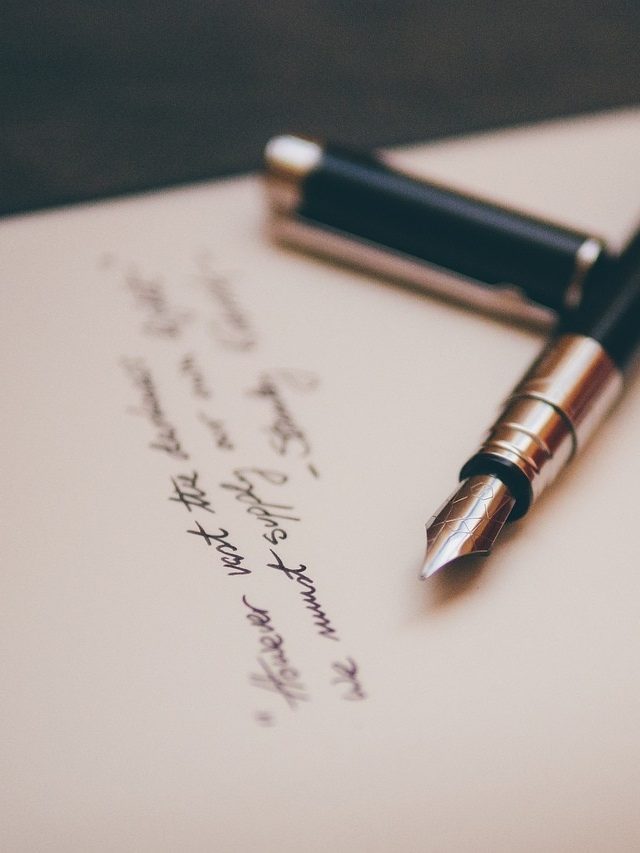 बच्चे काले-नीले और टीचर्स लाल पेन का ही क्यों इस्तेमाल करते हैं? जानिए वजह