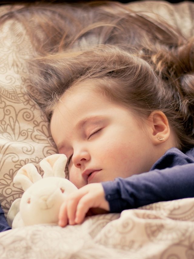 রাতে বারবার জেগে যায় বাচ্চা? মুশকিল আসান হবে এই ৬ ট্রিকস