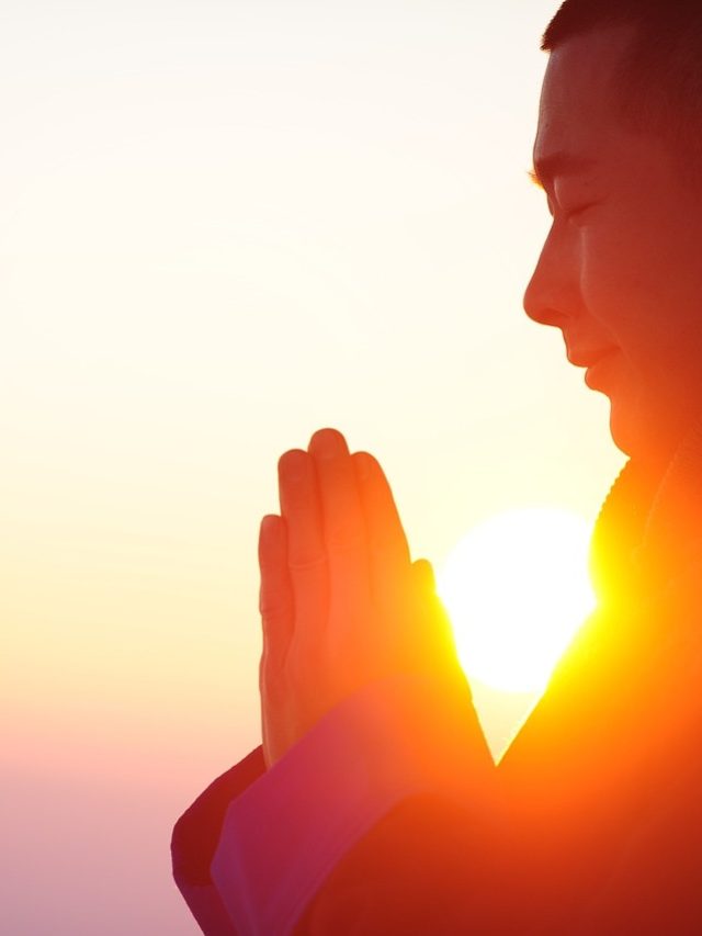 ब्रह्म मुहूर्त में करें इन मंत्रों का जाप, मां लक्ष्मी कोसों दूर कर देंगी गरीबी