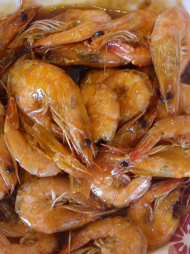 চিংড়ি খেতে গিয়ে এই ভুল করছেন? প্রাণ নিয়ে টানাটানি হতে পারে