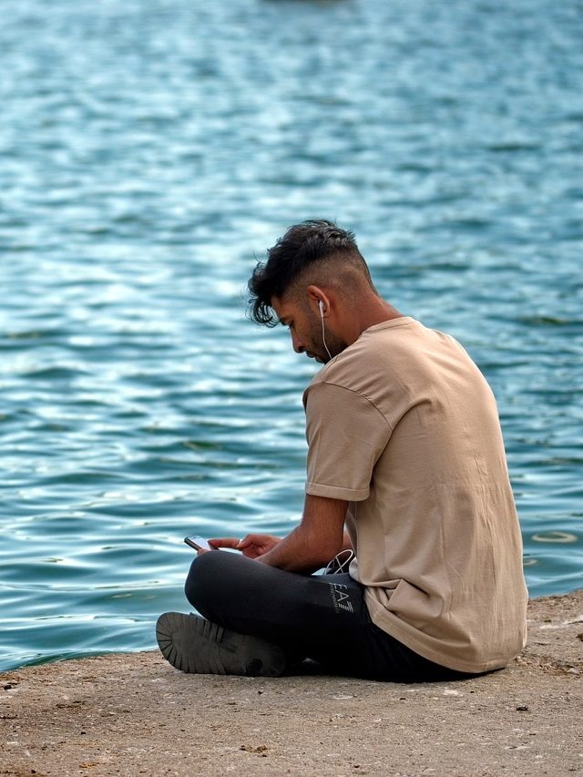 পুরুষত্বের বারোটা বাজাতে পারে, সাধের মোবাইল হতে পারে বিপজ্জনক!