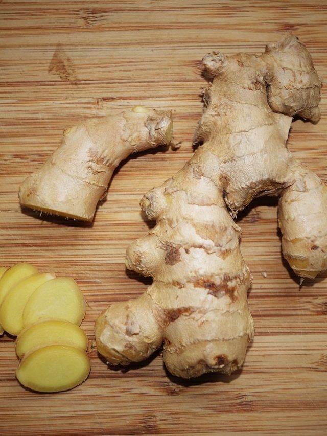 শরীর গরম করতে বেশি আদা খাচ্ছেন, বড় ক্ষতি হচ্ছে না তো?