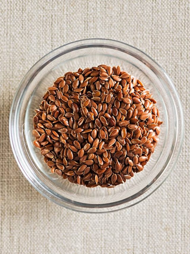 रोज सुबह खाली पेट खा लें ये सस्ते बीज, कमजोर हड्डियों में आ जाएगी नई जान